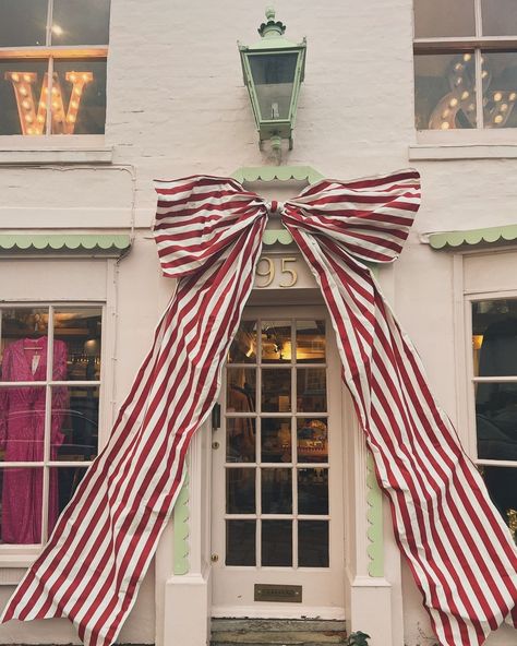 Giant Christmas Bow On House, Christmas Trends 2024/2025 Decor, Oversized Bow Christmas Tree, Bow Christmas Party, Giant Bow On Christmas Tree, Big Bow On Christmas Tree, Christmas Decor Business, Christmas Back Drop Ideas Pictures, Christmas Pop Up