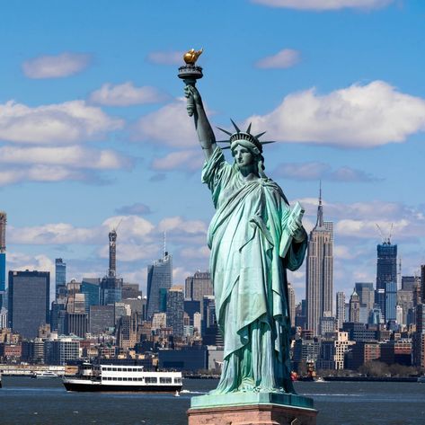 Come and experience sightseeing bus tours in NYC - The best tours New York has to offer! Only with Small Bus Tours NYC! Reserve your tickets in advance! 12 Passenger Van, Patung Liberty, Big Cabin, Nyc Tours, Liberty Island, New York Harbor, Sightseeing Bus, New York Tours, Nyc Design