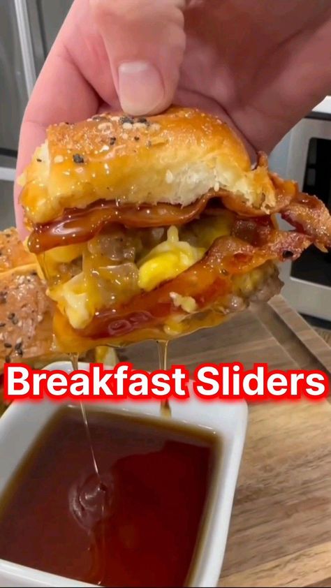 Breakfast Sliders������  Recipe������ 1 pack King’s Hawaiian sweet rolls American Cheese Slices 1/2 lb browned breakfast sausage 6 eggs scrambled 9 pieces of cooked bacon Shredded Colby Jack Cheese 1/2 stick melted butter 1 TBSP syrup Everything but the bagel seasoning  Steps -Cook the bacon, sausage, and make scrambled eggs. -Slice Hawaiian rolls in half and add American cheese to the bottom of the rolls. -Add browned sausage, scrambled eggs, and top with shredde Bagels Sandwich Breakfast, Breakfast Ideas Hawaiian Rolls, Breakfast Ideas With Hawaiian Rolls, Hawaiian Roll Recipes Sandwiches, Hawaiian Roll Recipes Breakfast, Hawaiian Roll Sliders Breakfast, Breakfast Sliders Hawaiian Rolls, Sliders Recipes Hawaiian Rolls, Easy Breakfast Burritos