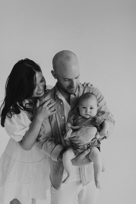 Studio Family Photos, 3 Month Old Baby Pictures, Two Month Old Baby, Six Month Old Baby, 6 Month Baby Picture Ideas, Lifestyle Family Session, Studio Lifestyle, Family Photo Outfit Ideas, 2 Month Old Baby