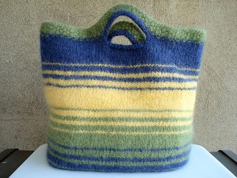 Felted Bag Knitting Pattern, Felted Bags Patterns Free, Knitting Tote Bag Pattern, Knitted Purses, Felt Purses, Sewing Activities, Knit Bags, Felt Tote Bag, Knitting Bag Pattern