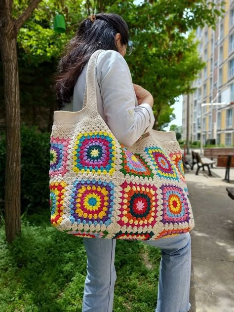 Large Tote Bag Pattern, Granny Square Bag Crochet, Square Bag Crochet, Sac Granny Square, Crochet Handles, Square Handbag, Crochet Necklace Pattern, Poncho Crochet, Granny Square Crochet Patterns Free