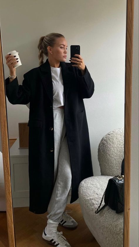 Wool Coat Outfit, Looks Adidas, Samba Outfit, Mode Turban, Fashion Capsule Wardrobe, Scandinavian Fashion, Fashion Capsule, Looks Street Style, Athleisure Outfits