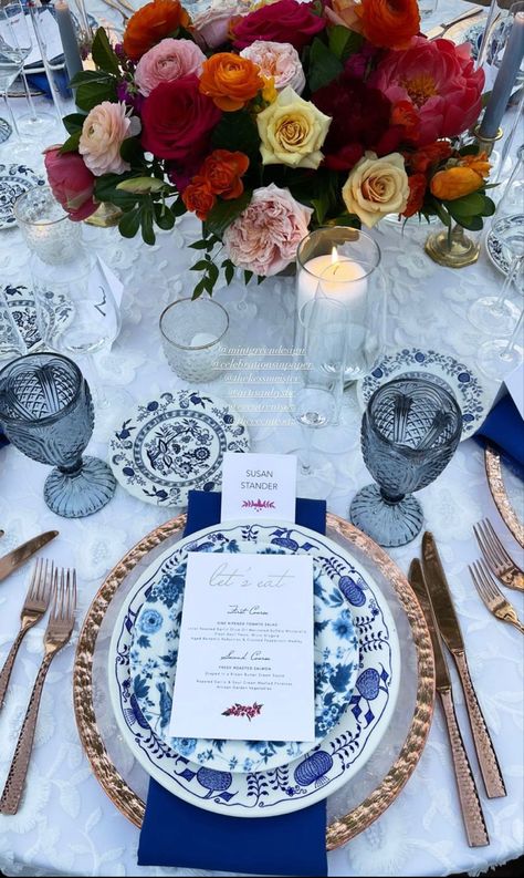 Talavera Style Wedding, Spaniard Wedding Theme, Mexican Wedding Colors Palette, Mexican Theme Bridesmaid Dresses, Talavera Centerpiece Wedding Ideas, Mexican Salvadorian Wedding, Spanish Colonial Wedding Theme, Black And White Talavera Wedding, Wedding Plating Setting