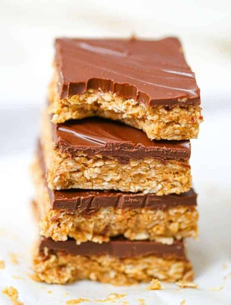 Healthy No-Bake Chocolate Peanut Butter Oatmeal Bars - These easy Healthy No-Bake Chocolate Peanut Butter Oatmeal Bars are so easy to make and they are definitely super yummy and 4 ingredients is all that is required!  #peanutbutter #chocolate #healthysnack #snack #oatmeal #bars Chocolate Peanut Butter Oatmeal Bars, Granola Chocolate, Chocolate Peanut Butter Oatmeal, Peanut Butter Oat Bars, Bar Bites, Chocolate Oatmeal Bars, Bake Healthy, Peanut Butter Oatmeal Bars, Peanut Butter Oats