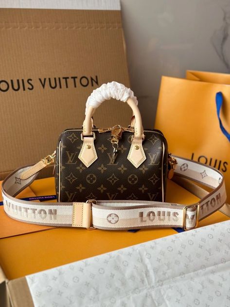 Louis Vuitton Clutch, Backpack Handbag, Handbag Essentials, Gucci Horsebit, Vuitton Bag, Louis Vuitton Speedy, Chanel Classic Flap, Shoe Brands, Card Wallet