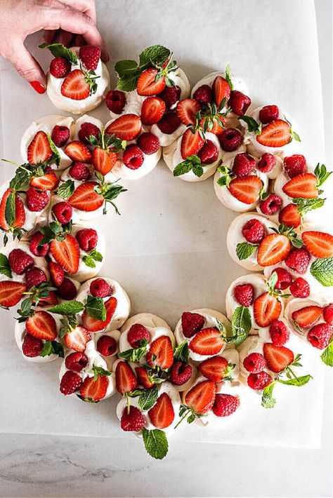 Pavlova Wreath, Jul Mad, Christmas Lunch, Christmas Food Desserts, Christmas Menu, Xmas Food, Simply Delicious, Christmas Party Food, Christmas Snacks