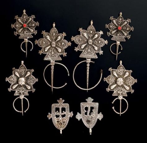 TROIS PAIRES DE FIBULES ET DEUX PENDENTIFS Aït Addidou, Haut-Atlas Oriental Argent et perles Dim. 16,8 x 88 cm - 12,7 x 8,6 cm 11,5 x 6,7 cm... Berber Jewelry, Costumes Around The World, Moroccan Jewelry, Le Lot, Ethnic Jewelry, African Art, Morocco, Brooches, Diamond Earrings