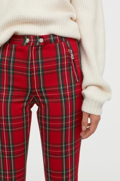 Yellow Plaid Pants Outfit, Red Plaid Pants Outfit, Yellow Top Outfit, Winter Outfit Accessories, Striped Dress Outfit, Plaid Pants Outfit, Red Plaid Pants, Celana Fashion, Tartan Fashion