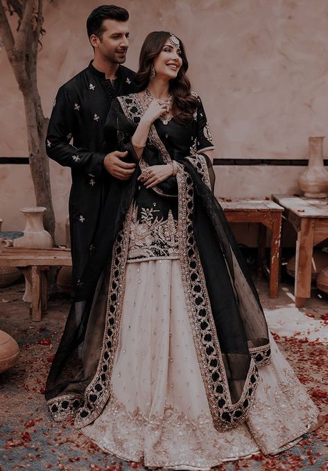 Black Wedding Outfit Indian, Lehnga Pakistani Simple, Pakistani Wedding Outfits Black, Black Asian Wedding Dress, Black Outfits For Indian Wedding, Pakistani Bridal Wear Black, Black Shadi Dress, Black Nikkah Dress, Black Gharara Pakistani Dresses