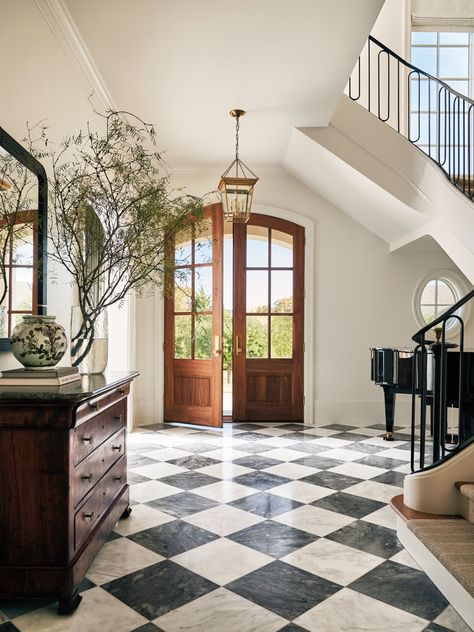 A Family Home Near Dallas Embraces The Spirit Of Togetherness Autumn Entryway, Checkered Tile, Entryway Designs, Traditional Entryway, Round Top Antiques, Entry Way Design, Luxe Interiors, California Design, Tile Flooring