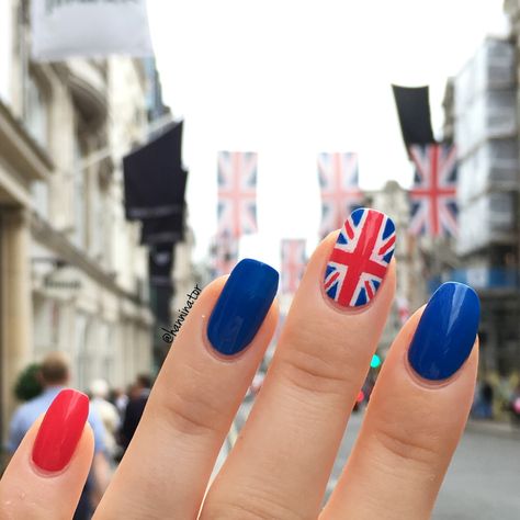 London Acrylic Nails, Union Jack Nail Art, England Nails Designs, London Nails Ideas, London Inspired Nails, British Nails Designs, British Manicure, London Nails Designs, Nails For London