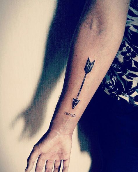 #arrow #tattoo Masculine Arrow Tattoo, Feather Arrow Tattoo, Mens Arrow Tattoo, Knuckle Tattoos, Arrow Tattoo, Arrow Tattoos, Band Tattoo, Arm Tattoos, Man Stuff