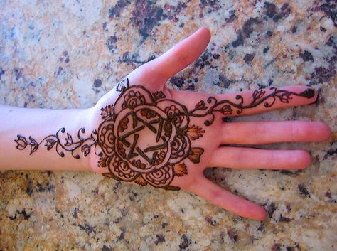 Jewish Wedding Henna [hina] Rituals   אשׁכל הכפר דודי לי בכרמי עין גד  (My beloved is to me like a cluster of henna [blossoms] in the vineyards of 'Ein-Gedi). Song of Songs 1:14 Moroccan Jewish Wedding, Jewish Henna Designs, Hindu Jewish Wedding, Jewish Tattoo Ideas, Jewish Henna, Henna Ceremony, Jewish Tattoo, Ein Gedi, Jewish Design