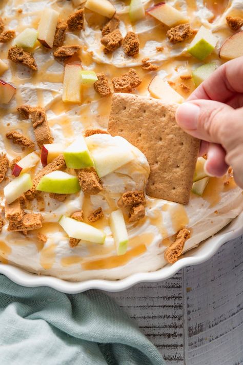 Caramel Apple Cheesecake Dip Carmel Apple Cheesecake Dip Recipes, Cheesecake Apple Dip, Apple Cheesecake Dip, Caramel Apple Cheesecake Dip, Cheesecake Apple, Cheesecake Dip Recipe, Apple Cream Cheese, Cake Dip, Caramel Apple Cheesecake