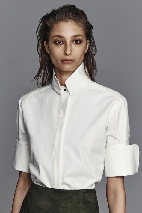 Nellie Partow Fall 2015 Ready-to-Wear Fashion Show   Incredible collar structure                                                                                                                                                     Más Perfect White Shirt, Haine Diy, Classic White Shirt, Crisp White Shirt, Moda Vintage, Fashion Weeks, White Shirts, Fall 2015, Fashion Details