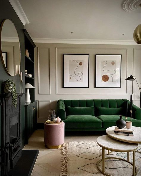 English Modern Living Room, Green Couches, Modern Green Living Room, Green Velvet Sofa Living Room, Velvet Couch Living Room, Green Sofa Living, Green Couch Living Room, Living Room Colour Schemes, Dark Green Living Room