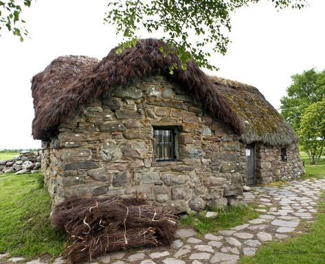 The Leanach Cottage stands near where the Battle of Culloden was fought on 16 April 1746, the final battle of the Jacobite Rising Stone Cottages, Cottage Cabin, Thatched Cottage, Thatched Roof, Stone Cottage, England And Scotland, Cabin In The Woods, Cabins And Cottages, Old Stone