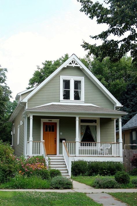 Green Home Exterior, Cute Small Houses, Cottage House Exterior, Cottage House Designs, Plant Friends, House Outer Design, Small Cottage Homes, House Trim, Exterior House Color