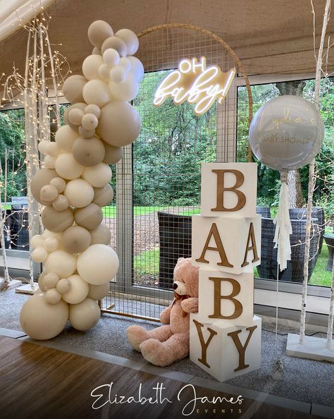 The Perfect Neutral Baby Shower Backdrop to make that Mummy-to-Be feel extra special 🧸✨🤍 Featuring our Neon 'oh baby' Sign, on Gold Mesh Backdrop, with balloon garland, Freestanding BABY Blocks, teddy Bear and Personalised Orb Balloon! Venue - @woodmanthunderbridge 📷 Neutral Baby Shower Backdrop, Backdrop With Balloon Garland, Mesh Backdrop, Luxury Event Decor, Baby Balloon, Balloon Installation, Shower Backdrop, Elizabeth James, Light Up Letters