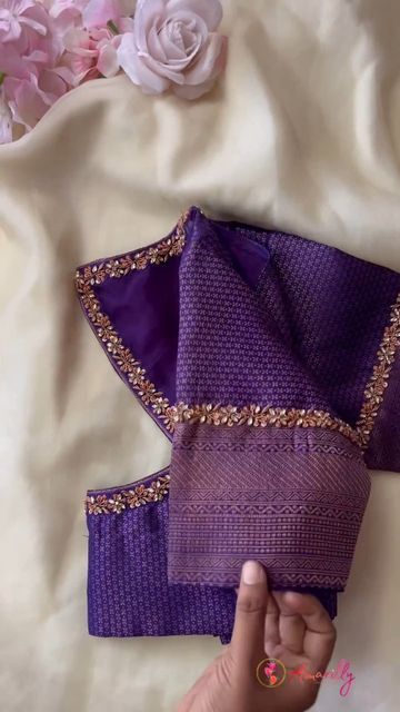 Bluse Latest Design Work, Border Blouse Designs Silk, Simple Aari Blouse Designs For Saree, Pattern Blouses For Silk Sarees, Blouse Back Tassel Design, Purple Aari Work Blouse Designs, Purple Blouse Aari Work Design, Back Of Blouse Designs, Simple Neck Aari Design