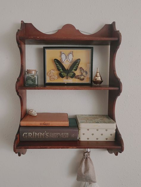 Vintage Wall Shelf, Christmas Decor Ideas 2023, Antique Aesthetic, Wood Working Projects, Happy Hippie, 2023 Trends, Wood Project, Apartment Decor Inspiration, Dream Room Inspiration