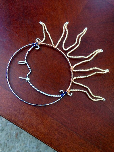 Crescent moon and sun wire wrap. Sun Wire Wrap, Wire Dreamcatcher, Wire Sun, Crescent Moon And Sun, Wire Moon, Copper Wire Art, Wire Jewelry Patterns, Wire Art Sculpture, Wire Diy