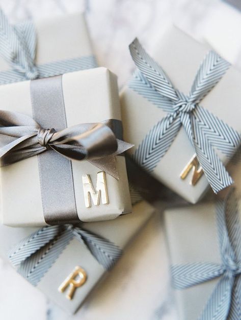 wrapping inspirations and ideas in blue gray and silver #giftwrapping #christmasiscoming #presents #wrappingpaper Wrapped Presents, Diy Jul, Desain Pantry, Gift Wrapping Inspiration, Wedding Gift Wrapping, Gifts Wrapping Diy, Creative Diy Gifts, Creative Gift Wrapping, Cadeau Diy