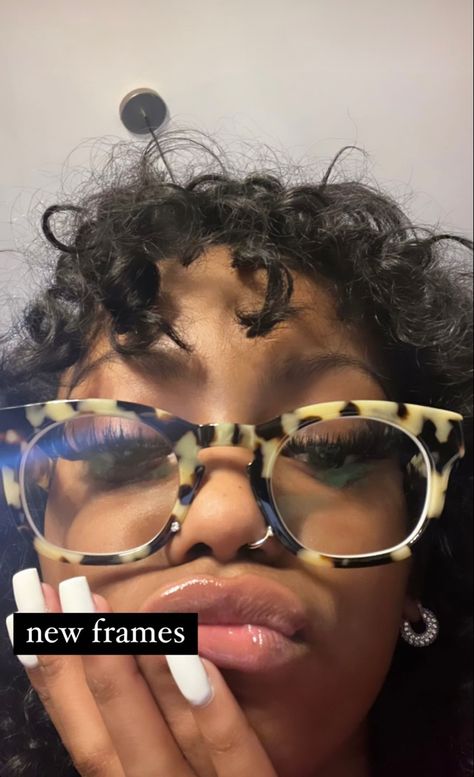 Mikaria Janae, Frames For Round Faces, Glasses For Round Faces, Glasses Outfit, Glasses Inspiration, Chic Glasses, Trendy Glasses, Gloss Labial, Cute Frames