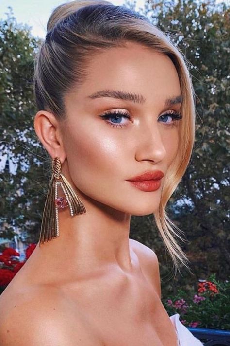 Wedding Hairstyles And Makeup, Natural Prom Makeup, Makeup Pengantin, Makeup Tip, Makeup For Blondes, Beauty Make-up, Penteado Cabelo Curto, Glowy Makeup, Rosie Huntington Whiteley