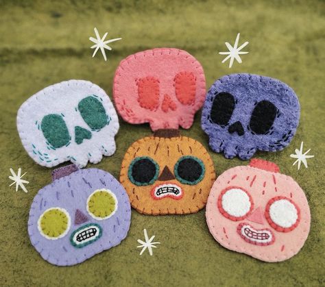 Felt Patch, Halloween Facts, Handmade Patch, Pola Sulam, Craft Time, Felt Art, Cute Crafts, Felting Projects, Felt Crafts