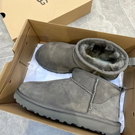 🐘🐨 Grey Uggs Aesthetic, Grey Ultra Mini Uggs, Ugg Ultra Mini Grey, Grey Ultra Mini Uggs Outfit, Grey Mini Uggs Outfit, Grey Ugg Mini, Grey Mini Uggs, Grey Ugg Boots Outfit, Grey Ugg Boot