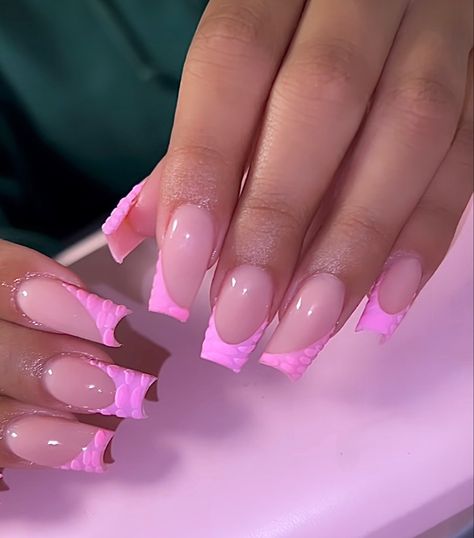 Pink Croc Nails Short, Pink Croc French Tip Nails, Croc Nail Design French Tip, Pink French Tip Nails Design, Croc Nails Pink, Short French Tip Acrylic Nails Pink, French Croc Nails, Pink French Tip Designs, Pink Croc Print Nails