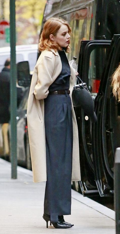 Emma Stone Street Style Hollywood Horror Movies, Emma Stone Street Style, Emma Stone Outfit, Hollywood Action Movies, Class Clown, Emma Stone Style, Monochromatic Fashion, Stone Street, European Girls