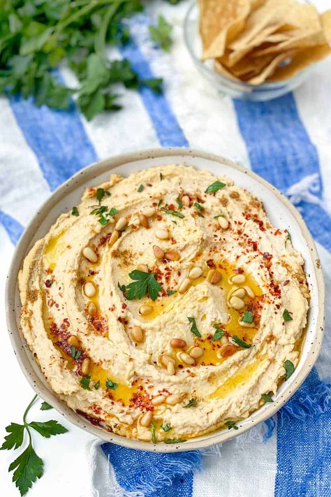 How to make hummus: It's super easy to make homemade hummus and it is SO much better than store-bought. Here's everything you need to know to make excellent hummus at home, using canned chickpeas. #BestHummusRecipe #HomemadeHummus #HummusRecipe Humus Recept, Homemade Hummus Without Tahini, Authentic Hummus Recipe, Classic Hummus Recipe, Healthy Hummus Recipe, Best Hummus Recipe, Healthy Hummus, Easy Hummus Recipe, Hummus Recipe Homemade