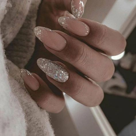 Oval Glitter Nails, Ongles Beiges, Gold Gel Nails, Nye Nails, Shiny Nails Designs, New Years Eve Nails, Romantic Nails, Beige Nails, Nails Winter