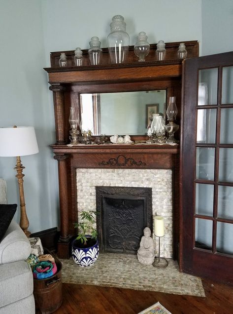 Victorian Mantle Mirror, Old Home Fireplace, 1920s Home Exterior, Historic Mantle, Federation Interiors, Victorian Fireplace Ideas, 1900s Decor, 1920s Fireplace, Bedroom Mantle