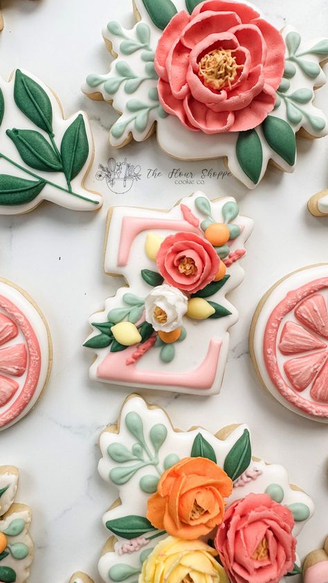 Floral Cookies Decorated, Birthday Sugar Cookies, Floral Cookies, Special Cookies, Adorable Food, Frosted Cookies, Flower Sugar Cookies, Monogram Cookies, Royal Icing Flowers