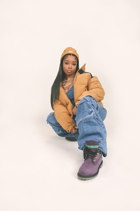 Hip Hop Female Outfit, Hip Hop Poses Photography, Hip Pop Outfit Ideas, Graffiti Photoshoot Ideas Street Styles, Hip Hop Photoshoot Ideas, Lola Brooke Rapper, Dance Photoshoot Poses Hip Hop, Rapper Pose, Hip Hop Poses