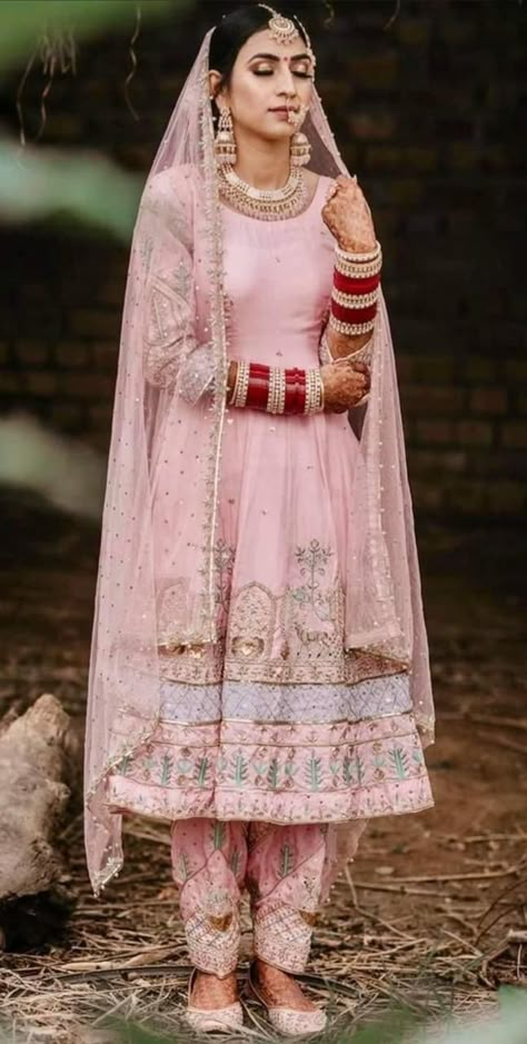 Punjabi Bridal Outfits, Shagan Dresses, Bridal Punjabi Suits Wedding Outfits, Bridal Salwar Suits Wedding, Indian Designer Suits For Wedding, Bridal Anarkali Suits Brides, Punjabi Bride Suit, Jago Outfit Punjabi, Traditional Punjabi Bride