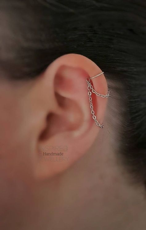 Fake Helix Piercing, Piercings Bonitos, Minimalist Ear Piercings, Cartilage Ear Cuff, Cool Ear Piercings, Pretty Ear Piercings, Cool Piercings, Fancy Jewellery Designs, Body Jewelry Piercing