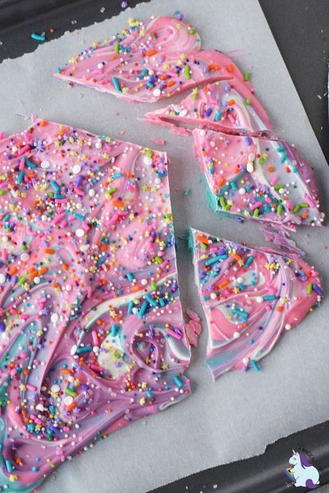 Unicorn Bark, Unicorn Party Food, Unicorn Desserts, Magical Party, Unicorn Birthday Party Decorations, Jojo Siwa Birthday, Pastel Cupcakes, Unicorn Themed Birthday Party, Unicorn Crafts