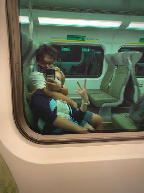 Train Couple Pictures, Train Couple Aesthetic, Train Couple, Couple Travel Photos, Couple Selfie, Electric Train, Couple Selfies, Train Pictures, Train Travel