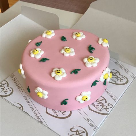 aesthetic cake cute birthday minimalistic Sugarpaste Cake, Healthy Baking Alternatives, Sugar Free Pastries, Fondant Cakes Birthday, Cake Cute, Vegan Pastries, Aesthetic Cake, Making Cakes, Baking Games