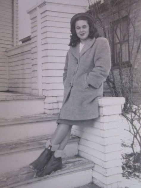 1940s womans winter fashion style #1940s #1940swinter #1940sfashion #1940swoman #1940swinterfashion #1940sstyle #vintagephoto #vintageimage 1940s Winter Fashion, Malory Towers, Vintage Winter Fashion, Fashion 60s, 1940s Woman, 1940s Outfits, Fashion 80s, Vintage Blog, Winter Images