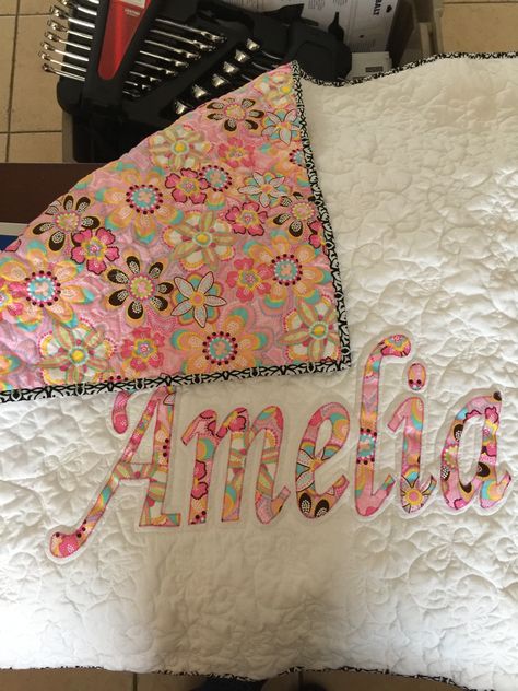 Quilts With Names Applique, Name Applique Quilt, Applique Baby Quilts, Cot Quilts, Sew Applique, Name Quilt, Peanut Baby Shower, Sewing Quilts, Jelly Roll Quilt Patterns