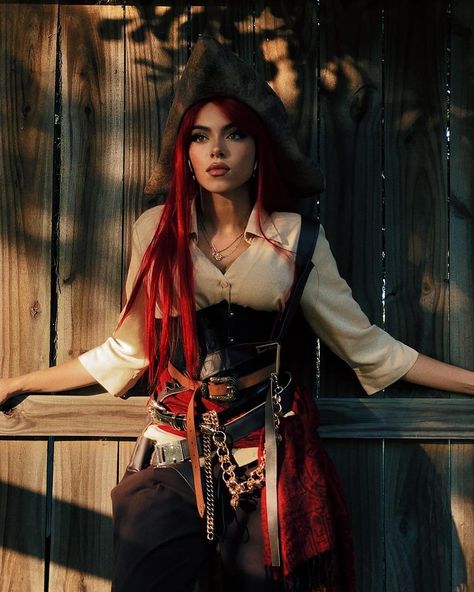 Female Pirate Photoshoot, Pirate Esthetic, Fem Pirate, Pirate Photoshoot, Vampire Pirate, Women Pirate, Monster King, Pirate Makeup, Pirate Aesthetic