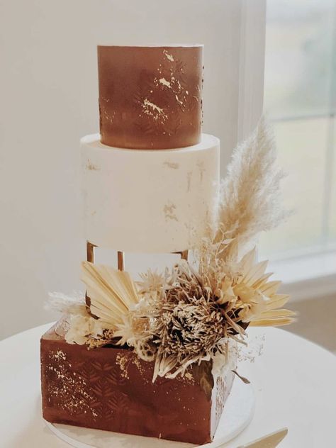 Dried Flowers For Wedding, Brown Wedding Cakes, Orange Wedding Cake, 2 Tier Wedding Cakes, Modern Boho Wedding, Jasmine Wedding, Boho Wedding Cake, Orange Wedding Flowers, Burnt Orange Weddings