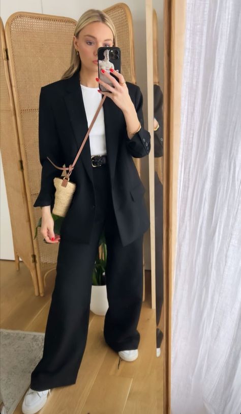 Smart Casual Women Work, Black Pants Outfit Dressy, Blazer Set Outfit, Black Blazer Outfit, Black Pants Outfit, Smart Casual Women, Sixth Form, Blazer Outfits For Women, Corporate Fashion