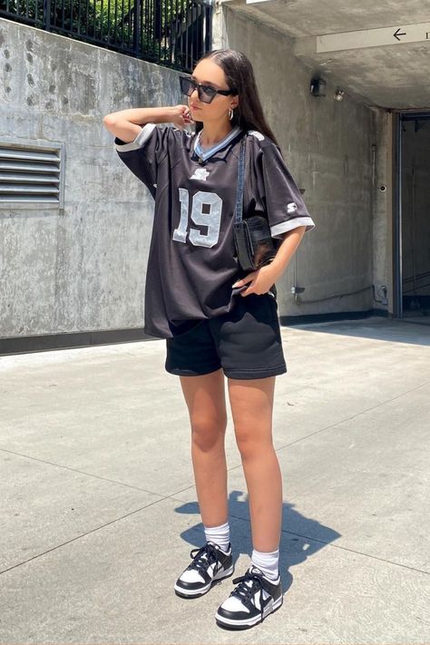 Casual Sporty Outfits, Football Jersey Outfit, Shorts Outfits Women, Jersey Outfit, Mode Kpop, Football Outfits, Gameday Outfit, Mein Style, A Football